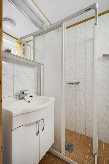 Bad med dusjhjørne og servant - et praktisk rom som kan oppgraderes etter egne ønsker