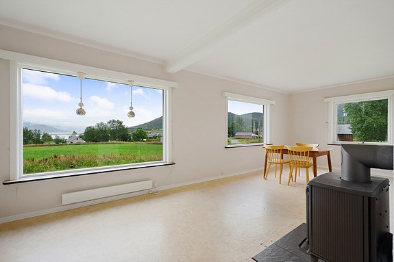 Fantastisk utsyn mot naturen fra stuen - her kan du nyte årstidene fra sofakroken