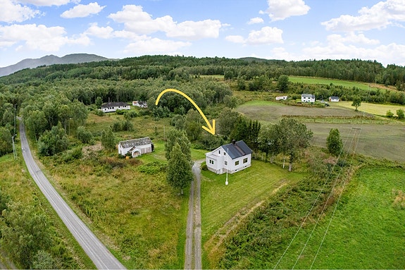 Eiendommen inneholder stor tomt med grønne arealer, romslig uthus og innholdsrikt enebolig med godt potensialet