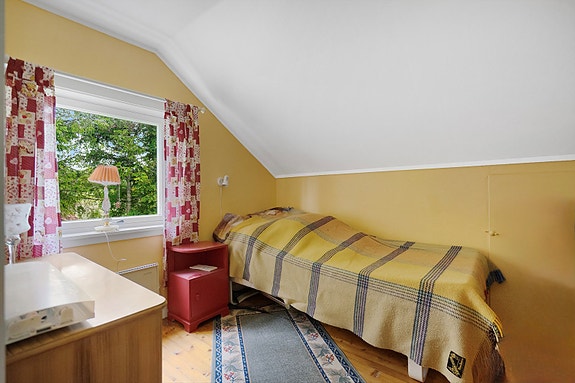 Soverom 5 - soverom med skråtak og vindu mot hagen - et sjarmerende rom som passer godt som barnerom eller kontor