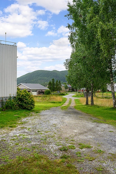 Adkomst via grusvei opp til huset
