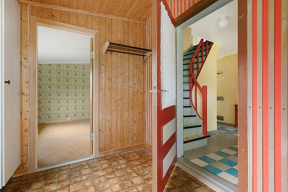 Hyggelig inngangsparti med plass til yttertøy og direkte adkomst til trapperom og soverom