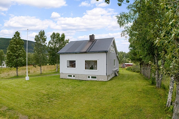 Romslig hage med god plass rundt huset - her kan du nyte solrike dager og utsikten til grønne omgivelser