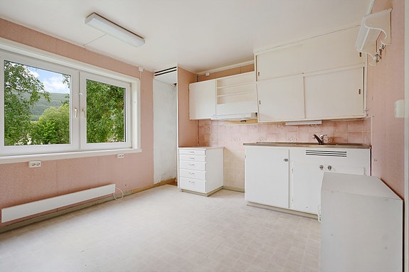 Lyst kjøkken med store vindu som slipper inn dagslys. Her har du mulighet til å oppgradere og sette ditt eget preg på rommet