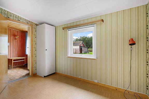 Soverom 1 - lyst rom med vindu som gir fint utsyn mot hagen