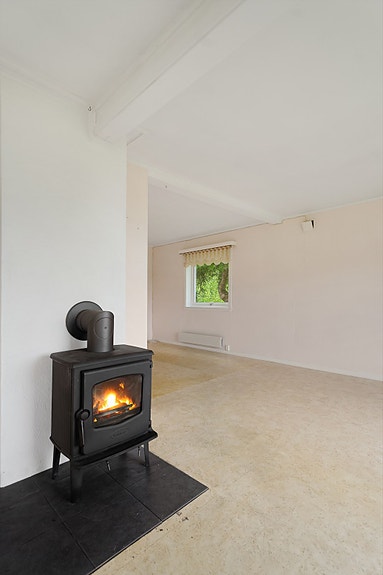 Lun vedovn som gir ekstra varme og en koselig atmosfære på kalde dager - perfekt samlingspunkt i stuen