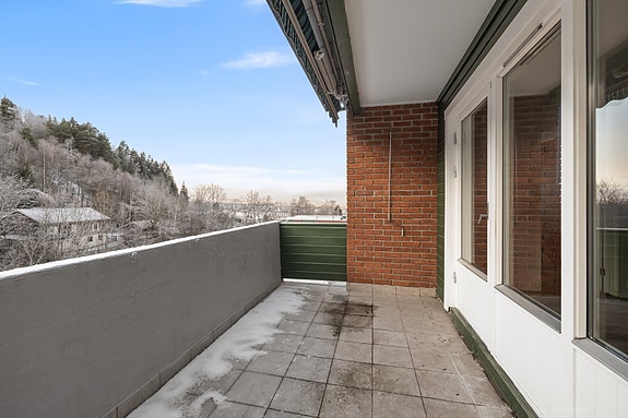 Balkong med flislagt gulv.