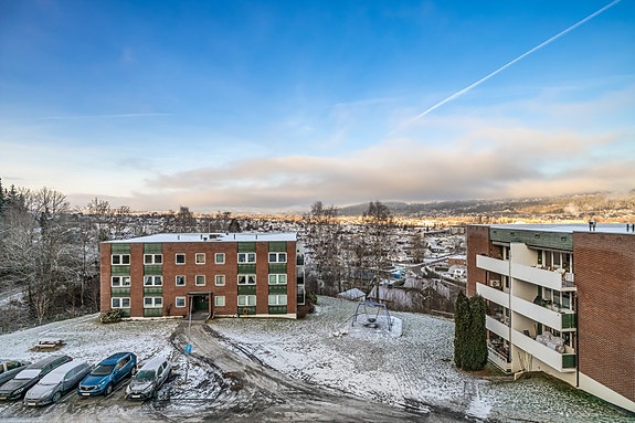 Leiligheten ligger nederst i Åsen i Mjøndalen.