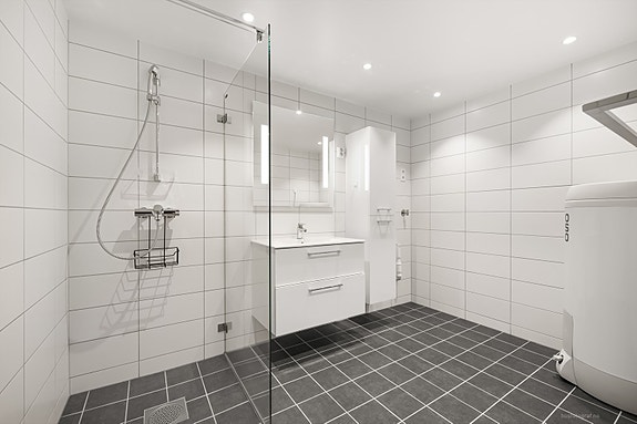 Oppusset nytt bad, meget romslig.