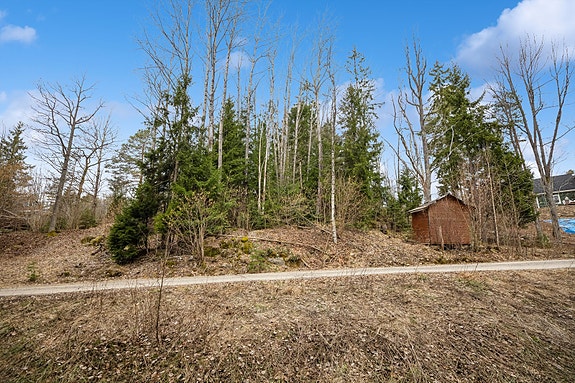 DNB Eiendom ved Martin Surén har gleden av å presentere Vestgårdsslyngen 6! Det medfølger eierskap til renseanlegget som er installert for boligområdet.