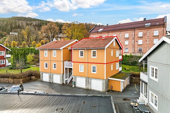 Velkommen til Støperigata 2B, en innholdsrik leilighet over to plan