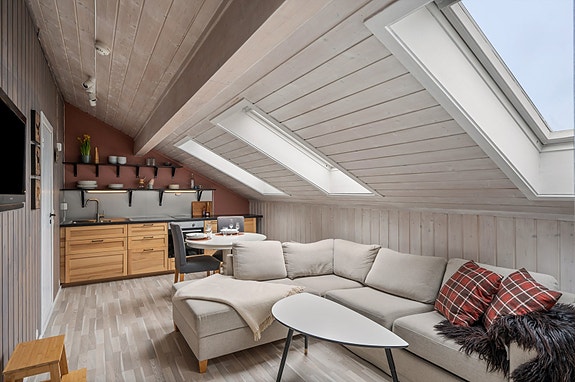 Fin 2-roms leilighet - God planløsning - Delikat bad og kjøkken - Unike fellesarealer - Parkering - Flotte turmuligheter