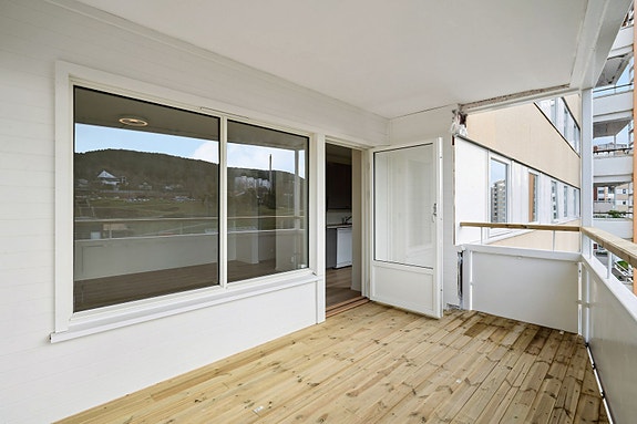 Flott uteplass med god plass til sittegruppe.