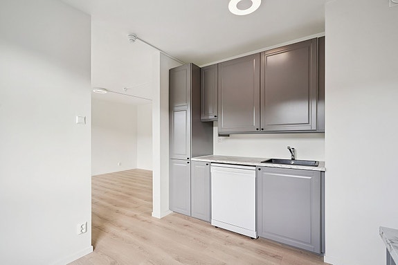 God skap- og benkeplass med laminatbenkeplate.