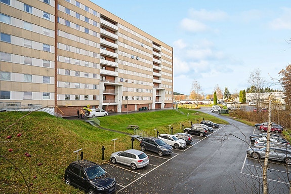 Pent opparbeidet parkeringsområde rett utenfor bygget.