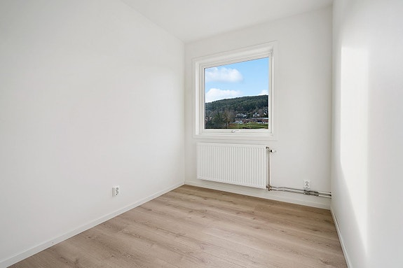 Romslig soverom med god plass til dobbeltseng.