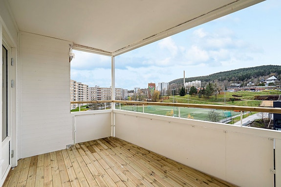 Balkongen er oppgradert i 2025 og fremstår moderne.