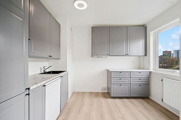 Stilrent IKEA-kjøkken fra 2025 med profilerte fronter.