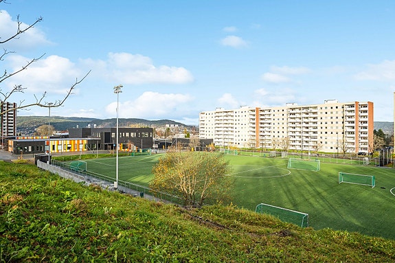 Flere idrettsanlegg og fritidstilbud i nærområdet.