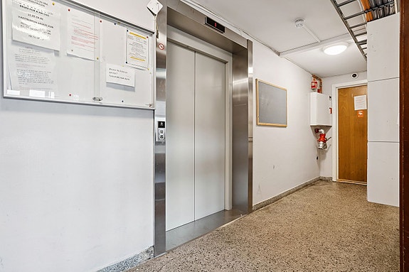 Trygg og lett tilgjengelig inngang med heis - perfekt for alle aldre.