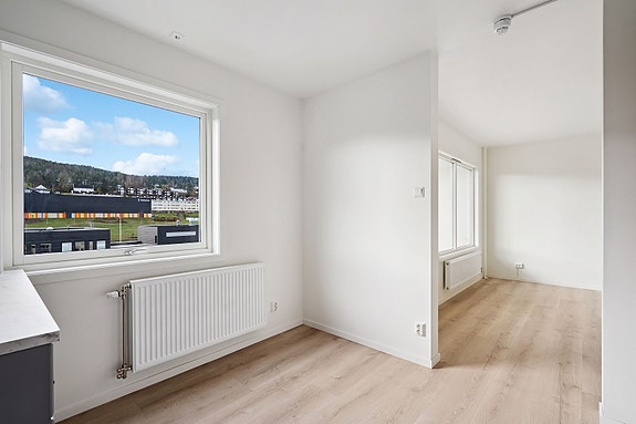 Praktisk og moderne kjøkken med alt du trenger i hverdagen.