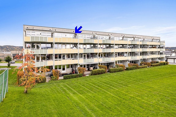 Velkommen til en fin toppleilighet i Frydenlund borettslag på Lierstanda, rett utenfor Drammen sentrum.