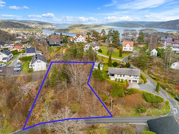 Sydvestvendt boligtomt i Sætre. Med godkjent rammetillatelse for 2-mannsbolig.