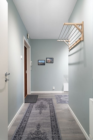 Entré med praktisk knaggrekke og god plass til å henge fra seg yttertøy