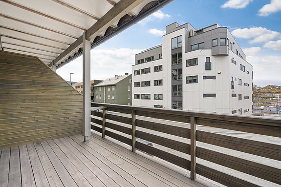 Balkongen er overbygd noe som gjør det mulig å sitte ute store deler av året