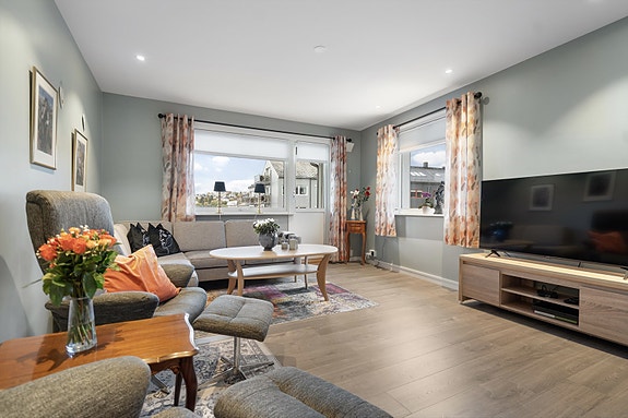 Store vinduer og utgang til balkong gir både lys og luft til rommet