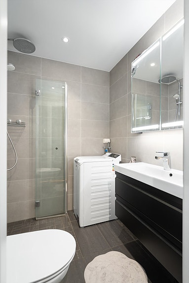 Helhetlig og elegant bad med spotter i taket - både stilrent og lettstelt