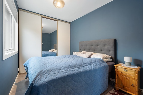 Soverom 1 - Hovedsoverom med plass til dobbeltseng og garderobeskap med skyvedører og speil