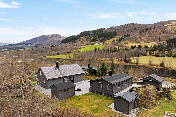 Velkommen til Dalavegen 1171/1173 med fantastisk beliggenheit på Vassenden i Sogndalsdalen.