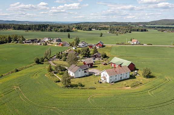 Velkommen til Eikebergveien 22 og 24! En innholdsrik boligeiendom med to eneboliger, låve og stabbur. Foto: Svein Michaelsen