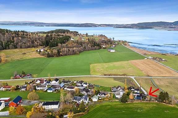 Boligen har en fin beliggenhet på enden av boligfeltet.