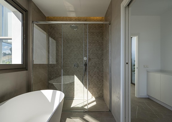 Ny luksusvilla med 4 soverom og 3 bad - Kun 100 meter fra stranden - Hage med basseng - Garasje