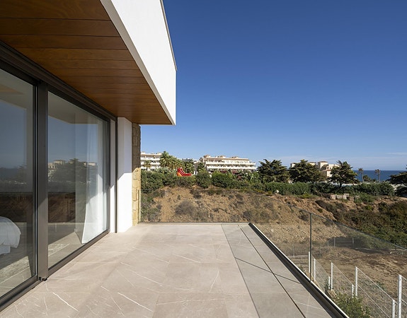 Ny luksusvilla med 4 soverom og 3 bad - Kun 100 meter fra stranden - Hage med basseng - Garasje