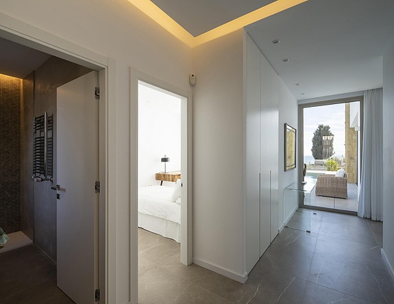 Ny luksusvilla med 4 soverom og 3 bad - Kun 100 meter fra stranden - Hage med basseng - Garasje