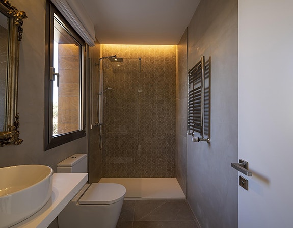 Ny luksusvilla med 4 soverom og 3 bad - Kun 100 meter fra stranden - Hage med basseng - Garasje