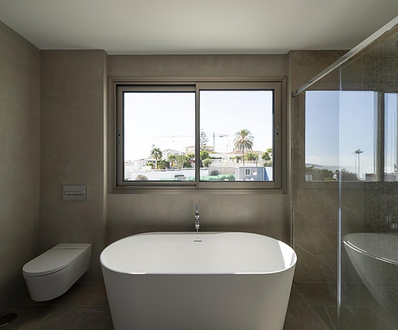 Ny luksusvilla med 4 soverom og 3 bad - Kun 100 meter fra stranden - Hage med basseng - Garasje