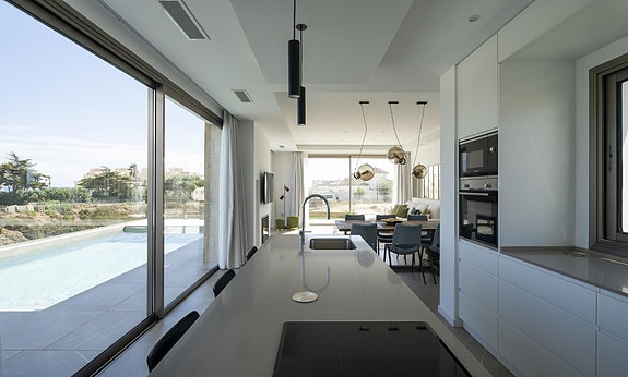 Ny luksusvilla med 4 soverom og 3 bad - Kun 100 meter fra stranden - Hage med basseng - Garasje