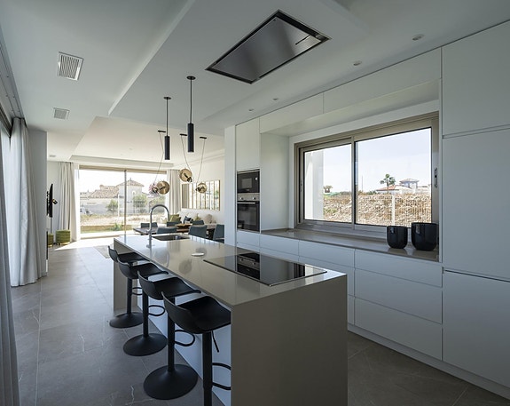 Ny luksusvilla med 4 soverom og 3 bad - Kun 100 meter fra stranden - Hage med basseng - Garasje