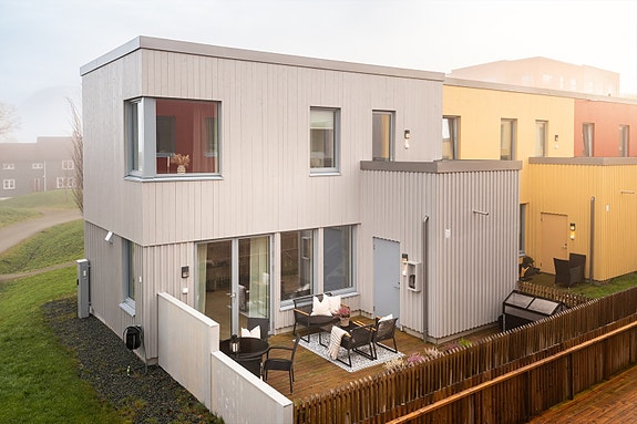 Velkommen til Solveig Abrahamsens veg 36C - et innbydende enderekkehus fra 2021 beliggende på familievennlige Reppe.