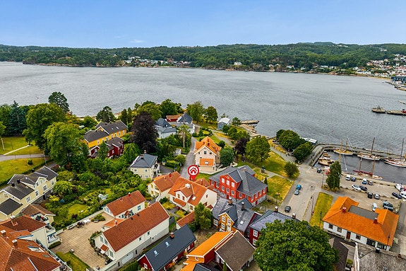 Velkommen til Kirkestredet 14A. Er du glad i kulturopplevelser kan det være greit å vite at kulturhuset Bølgen og Teaterhuset Munken også er rett i nærheten.