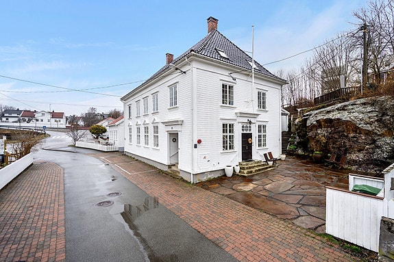 Hyggelig inngangsparti og fine fellesområder. En biloppstillingsplass følger med leiligheten.