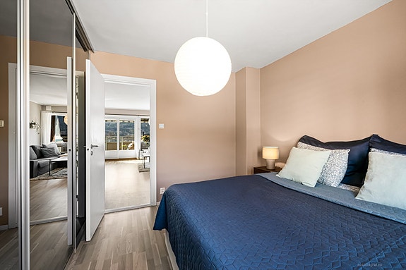 Soverom 1 med god plass til dobbeltseng og stor garderobe.