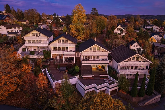 Velkommen til Marcus Thranes vei 40C. Eiendommen har 2 innganger. En via garasjen og en på motsatt side av huset hvor du kan kjøre til inngangsdøren.