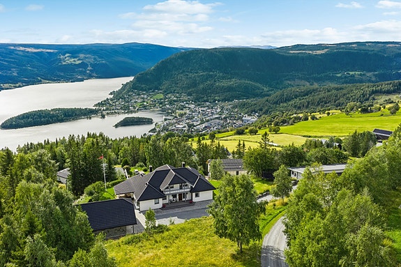 Med storslått utsikt, pent opparbeidede uteområder og flott, innholdsrik enebolig med tilhørende garasje og garasje/verkstedbygg, er Steinsetbygdvegen 2980 en eiendom av de sjeldne. Fotograf: Tor Solberg.