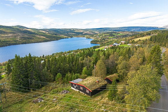 Velkommen til Nysetvegen 45 med idyllisk beliggenhet ovenfor Hagaset i vakre Steinsetbygda! Fotograf: Ingvild Sveen Joplassen.