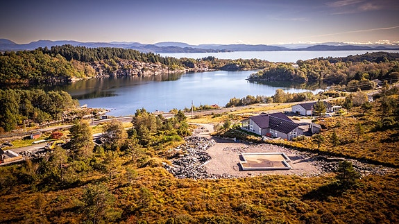 Aktiv Eiendomsmegling v/ Roger Glesnes har gleden av å presentere flott boligtomt og i et attraktivt boligområde i Klokkarvik.